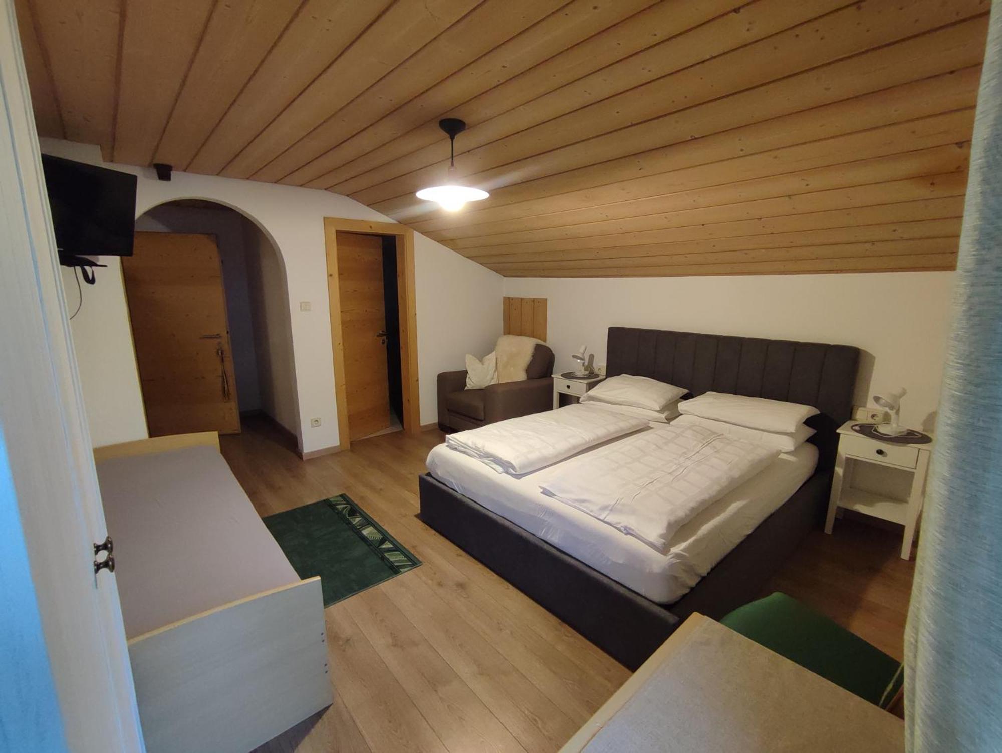 Garni Hattlerhof B&B Brunico Exterior photo